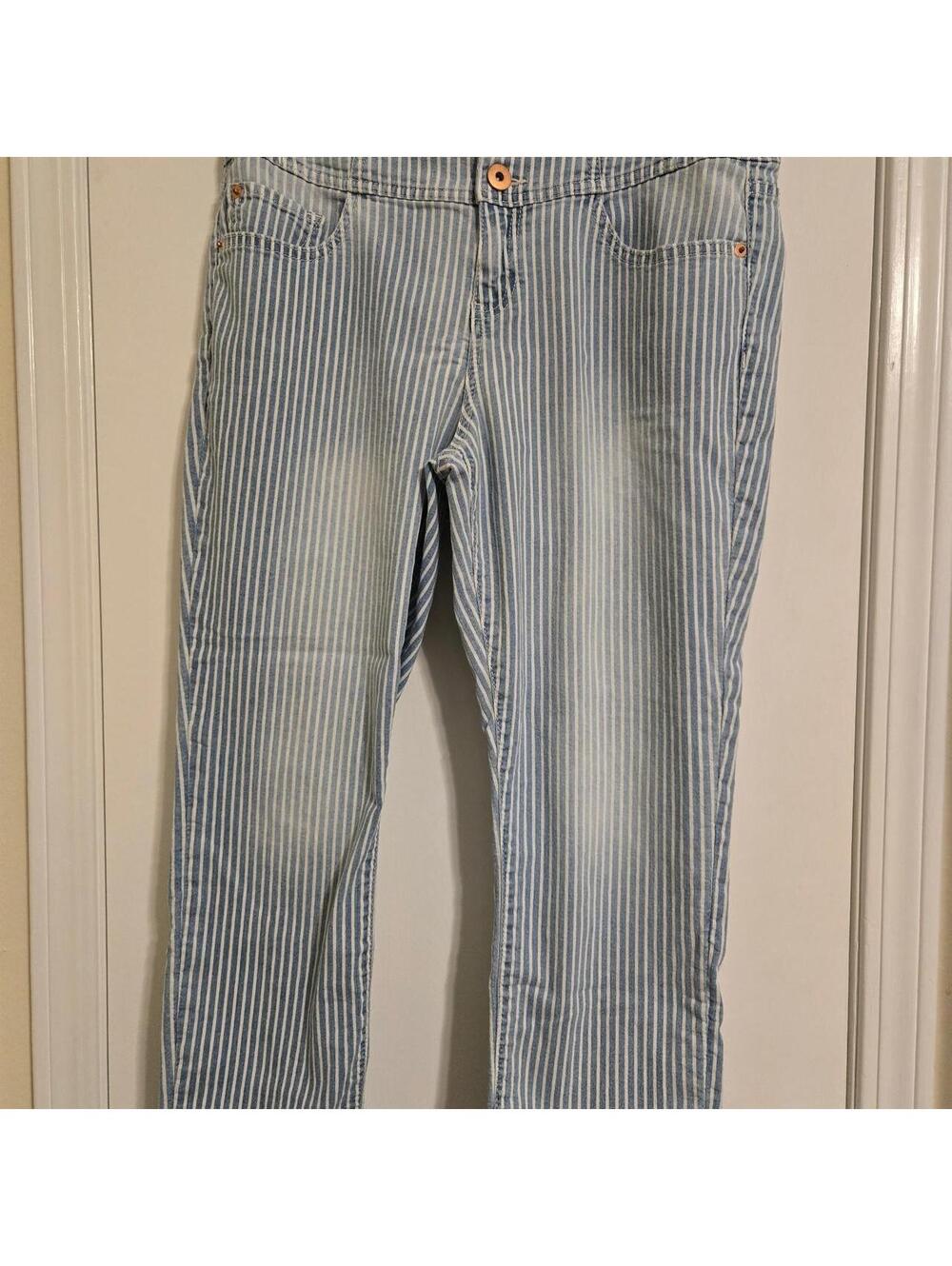 No Boundaries Women's Blue and Multi Jeans